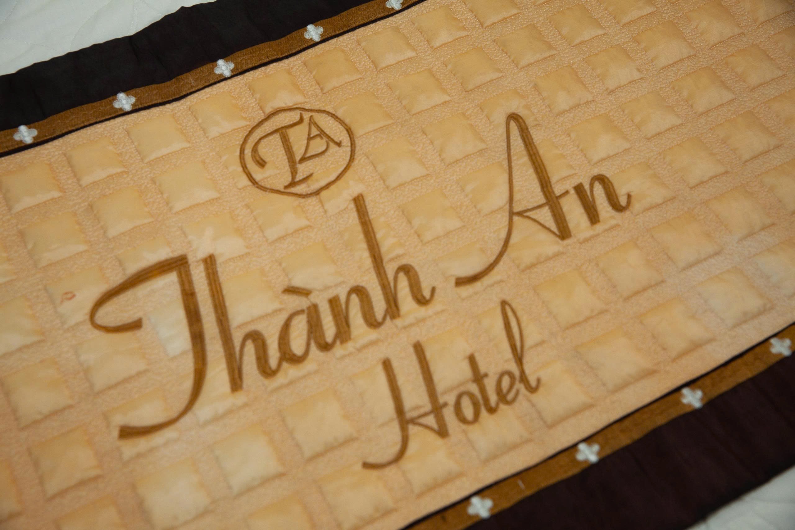 Chi tiết chăn ga gối đệm thêu logo Thành An Hotel